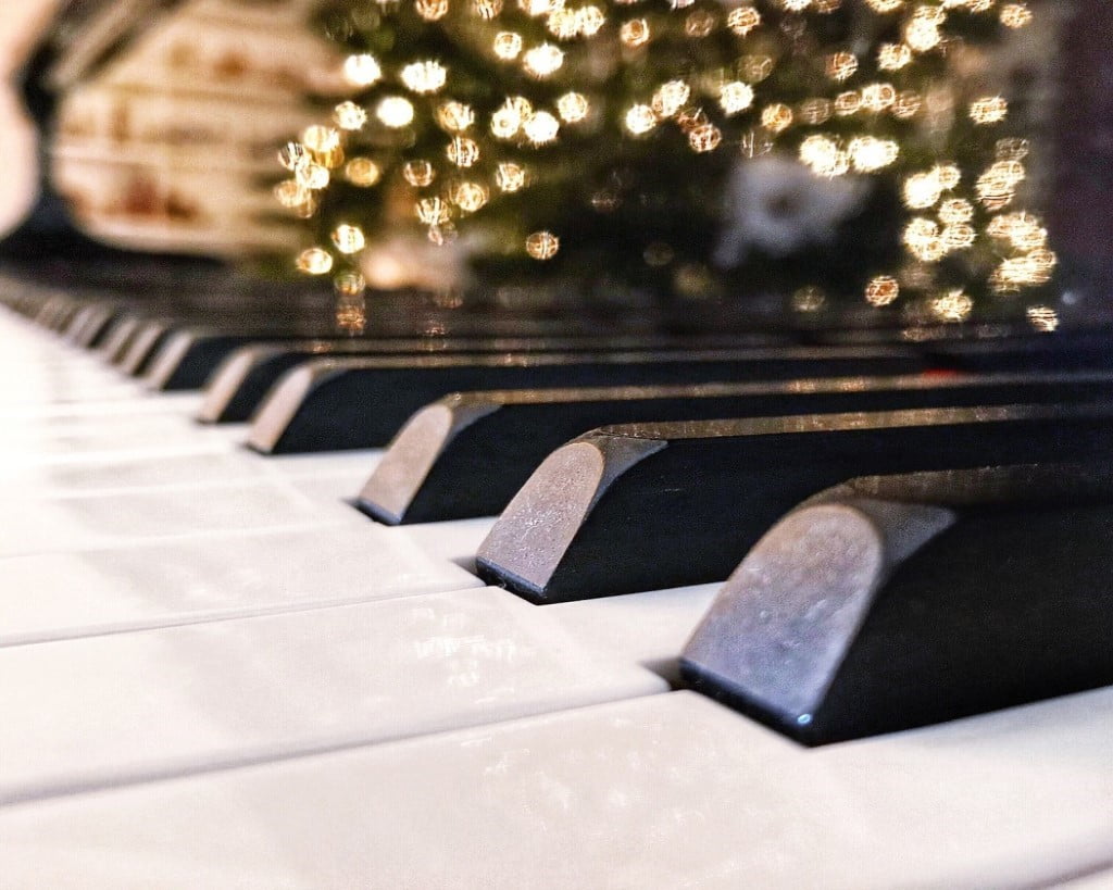 Piano, keys, christmas, christmas lights, lights - free image from ...